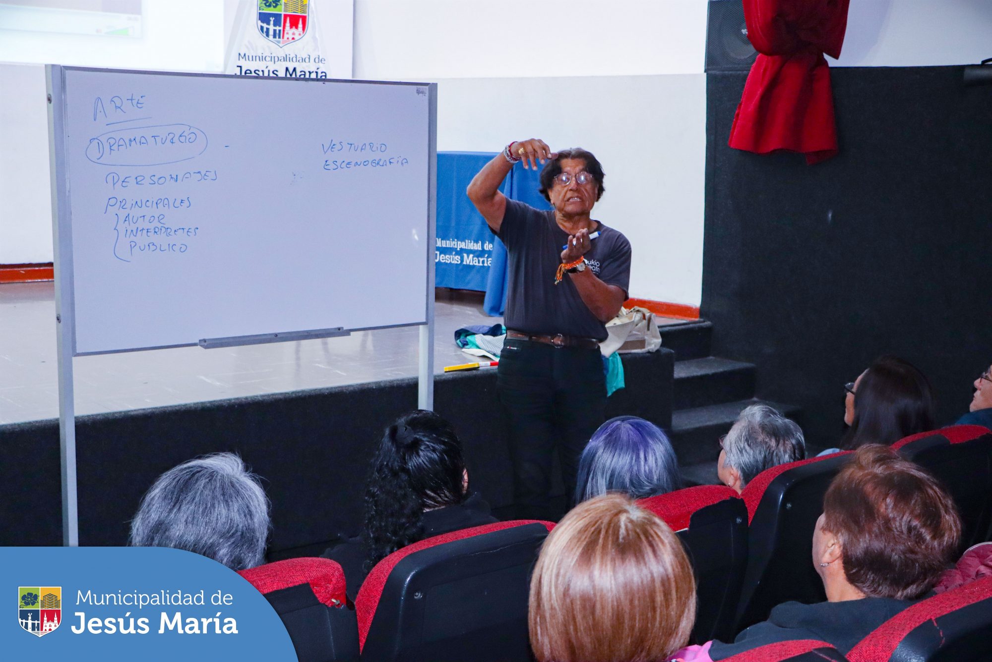 Nuestros adultos mayores jesusmarianos iniciaron el taller de teatro en el Centro Cultural 🎭 de la mano del talentoso actor de teatro, cine y televisión, Reynaldo Arenas 🤩.
