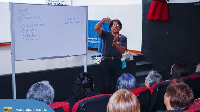 Nuestros adultos mayores jesusmarianos iniciaron el taller de teatro en el Centro Cultural 🎭 de la mano del talentoso actor de teatro, cine y televisión, Reynaldo Arenas 🤩.