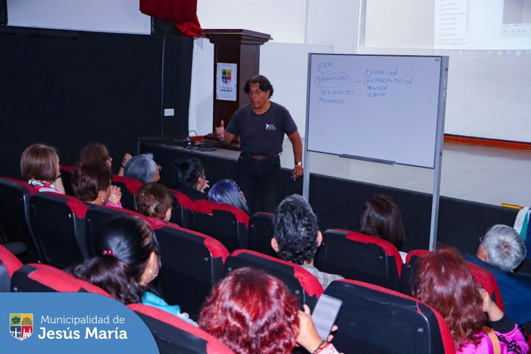 Nuestros adultos mayores jesusmarianos iniciaron el taller de teatro en el Centro Cultural 🎭 de la mano del talentoso actor de teatro, cine y televisión, Reynaldo Arenas 🤩.