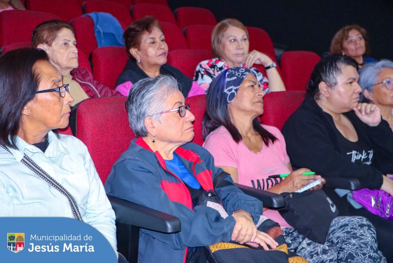 Nuestros adultos mayores jesusmarianos iniciaron el taller de teatro en el Centro Cultural 🎭 de la mano del talentoso actor de teatro, cine y televisión, Reynaldo Arenas 🤩.