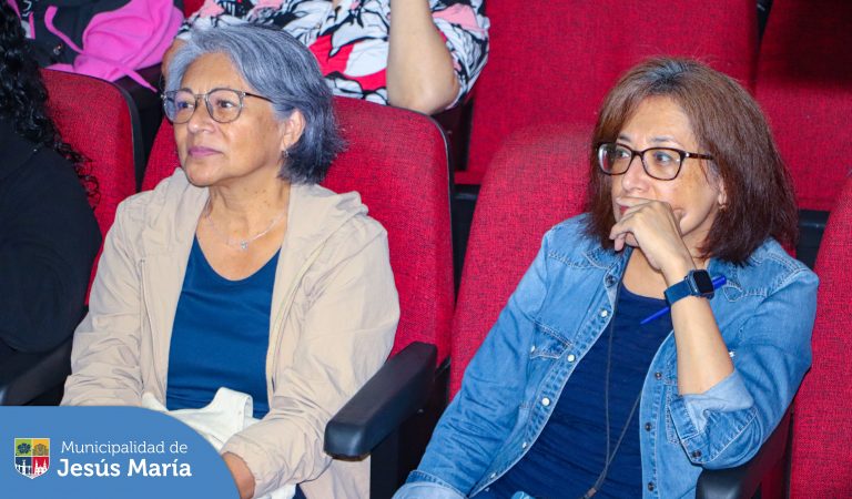 Nuestros adultos mayores jesusmarianos iniciaron el taller de teatro en el Centro Cultural 🎭 de la mano del talentoso actor de teatro, cine y televisión, Reynaldo Arenas 🤩.