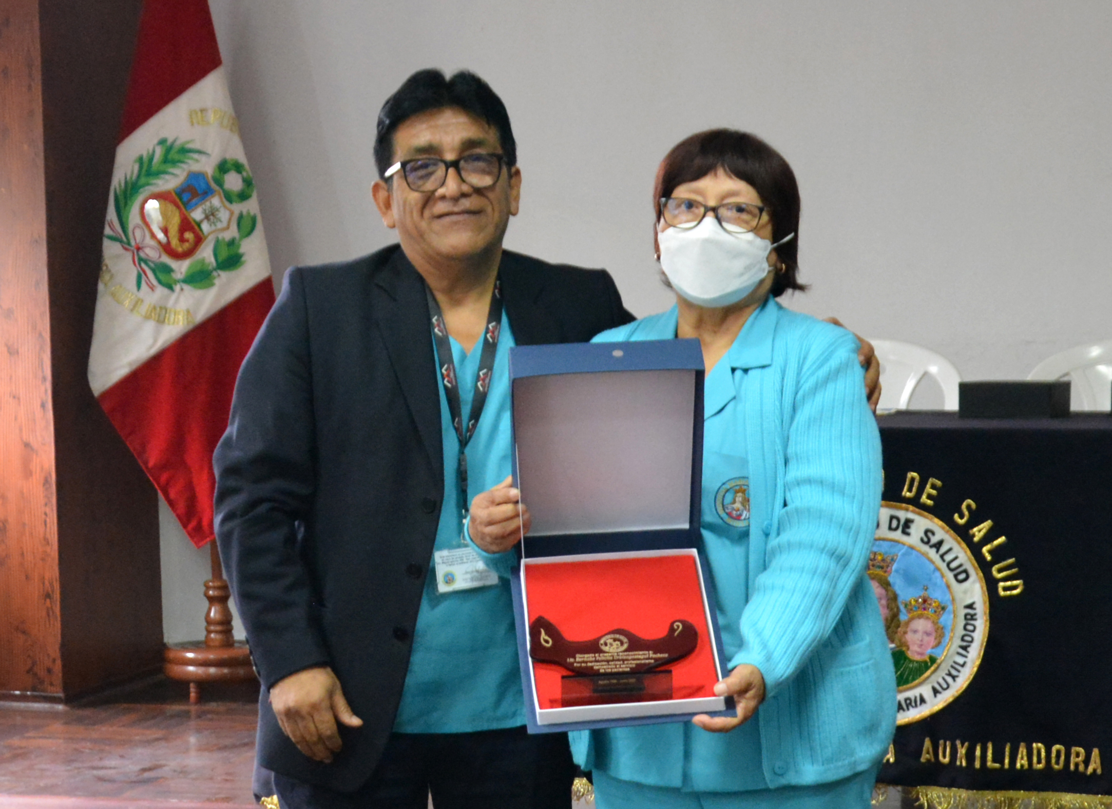 Reconocimiento laboral: Lic. Enf. Berna Felicia Urbizagastegui Pacheco y Lic. Enf. Lucila Villanueva Laimes