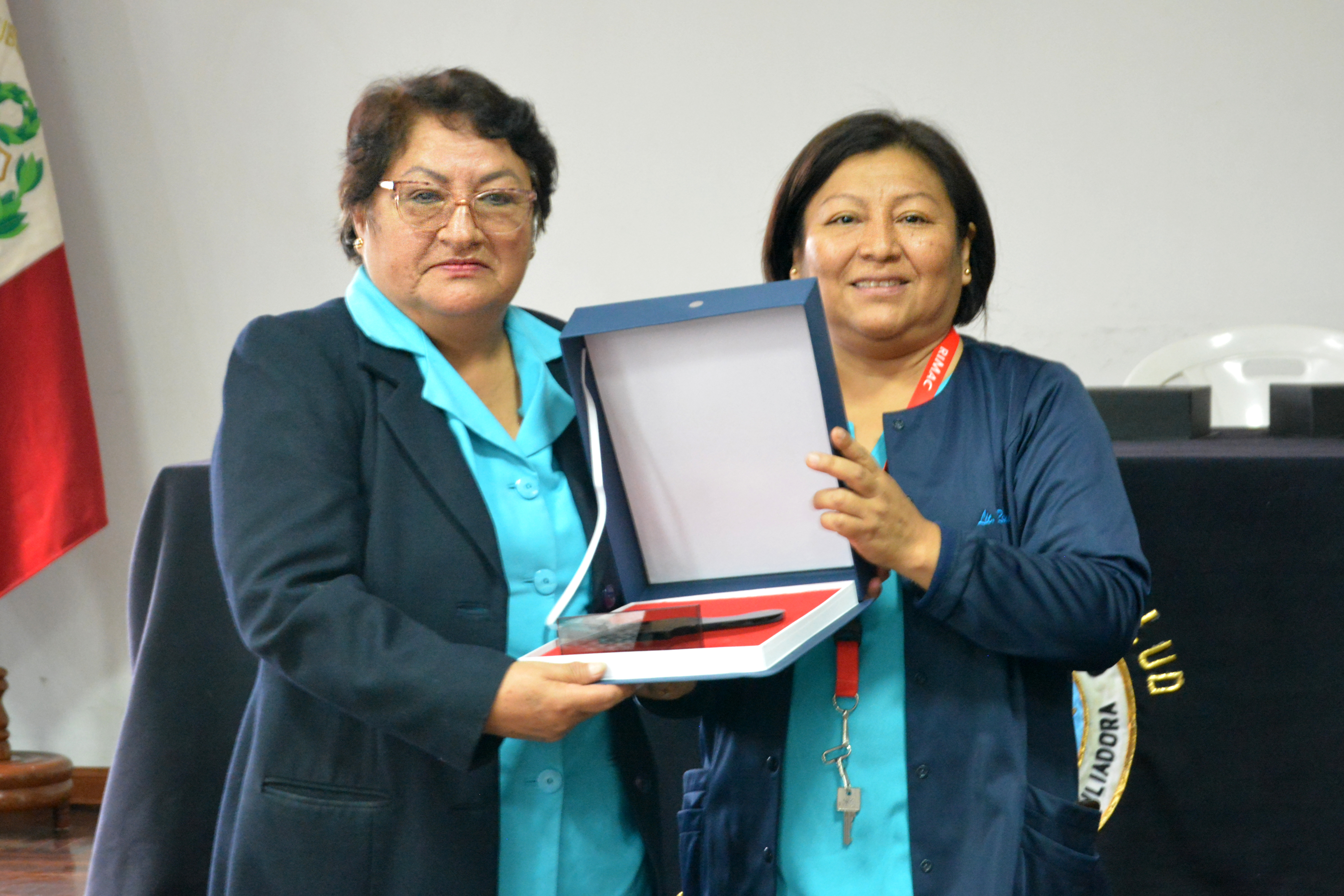 Reconocimiento laboral: Lic. Enf. Berna Felicia Urbizagastegui Pacheco y Lic. Enf. Lucila Villanueva Laimes