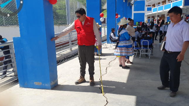 La Contraloría General alertó que la Municipalidad Distrital de Pamparomás, en la provincia de Huaylas, no adoptó acciones para exigir al contratista la reparación de deficiencias constructivas, como grietas, desplazamientos de muros y hundimientos de rampas, identificadas en la institución educativa “David Ellwin Jhonson Miller”, a solo ocho meses de su recepción