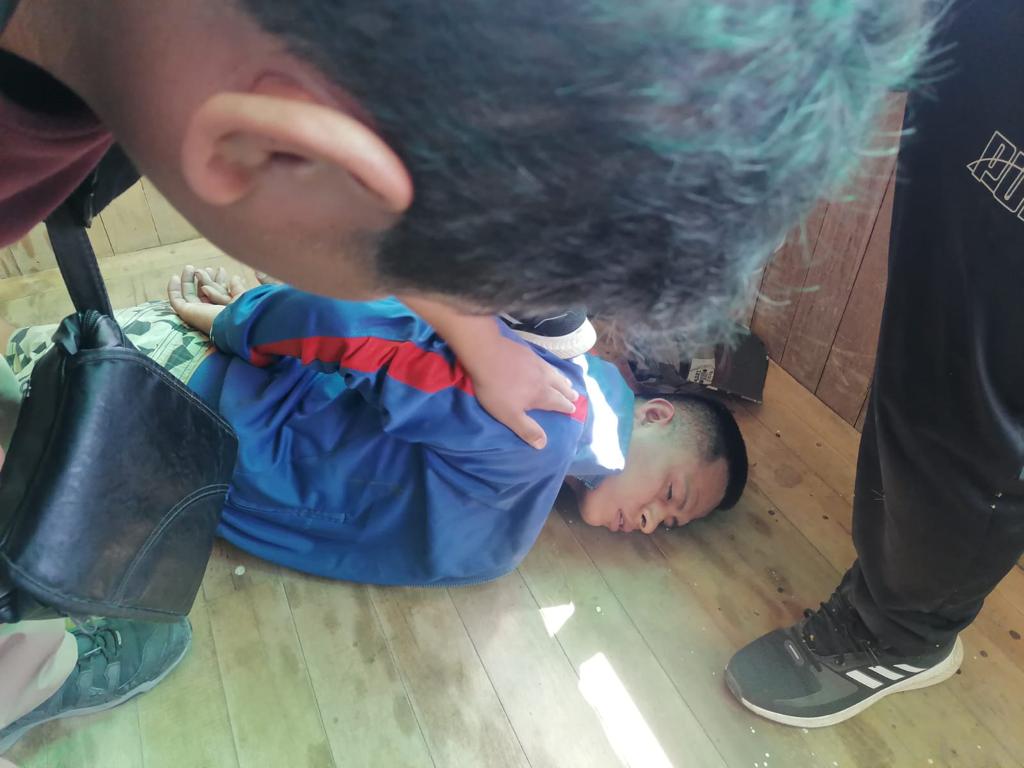 En menos de 24 horas, la Policía Nacional del Perú (PNP) capturó a uno de los presuntos delincuentes que habría participado en el asesinato del suboficial de tercera PNP Denis Chávez Palacios, quien fue herido de bala durante una intervención policial contra dos sujetos y murió en el hospital en la región Junín.
El detenido fue identificado como Jorge Antonio Palomino Piyahuantzi, quien fue intervenido cuando se encontraba en una habitación del hospedaje “Esmeralda”, ubicado en el centro poblado Cana Edén, en el distrito de Río Tambo, en la provincia de Satipo.