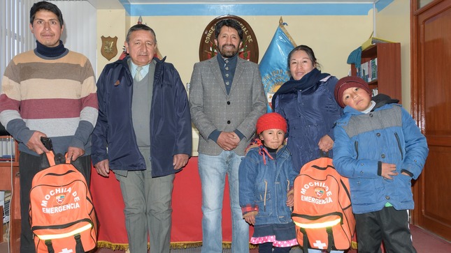 Alcalde premia ganadores de Simulacro Multipeligro en Junín, destacando la importancia de la preparación ante emergencias.