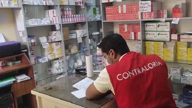 La Contraloría General advirtió a la Dirección Regional de Salud (Diresa) que la distribución de insumos y medicamentos en cantidades menores a lo solicitado por los establecimientos de las provincias de Piura y Sechura para el tratamiento de pacientes con dengue, genera el desabastecimiento de estos productos y obliga a los afectados por esta epidemia a comprarlos fuera de los centros, lo cual atenta contra la gratuidad de la prestación de los servicios de salud.