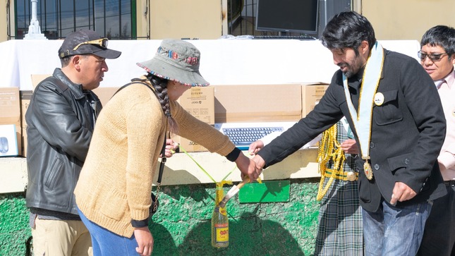 Alcalde de Junín entrega equipos de cómputo a institución educativa, impulsando la calidad educativa y el acceso tecnológico para los estudiantes.