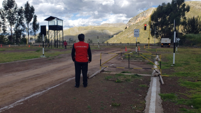 Huancavelica. La Contraloría General alertó a la Dirección Regional de Transportes y Comunicaciones de Huancavelica sobre la existencia de casos de otorgamiento de licencias de conducir sin que los postulantes rindan adecuadamente los exámenes de conocimiento y que también se ha observado en las pruebas de manejo.