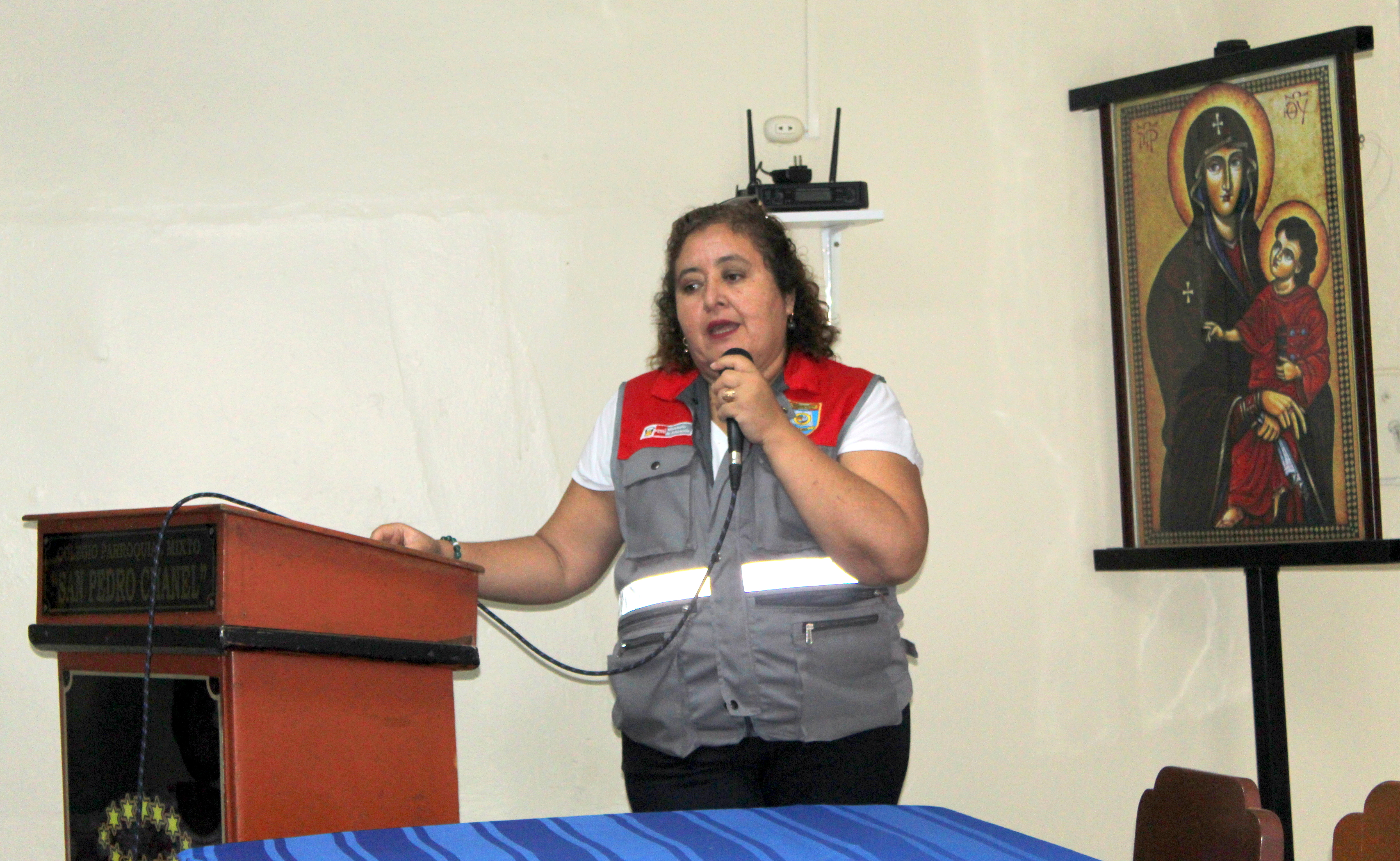 Especialista de UGEL Sullana brindando el tema de la Asistencia.
