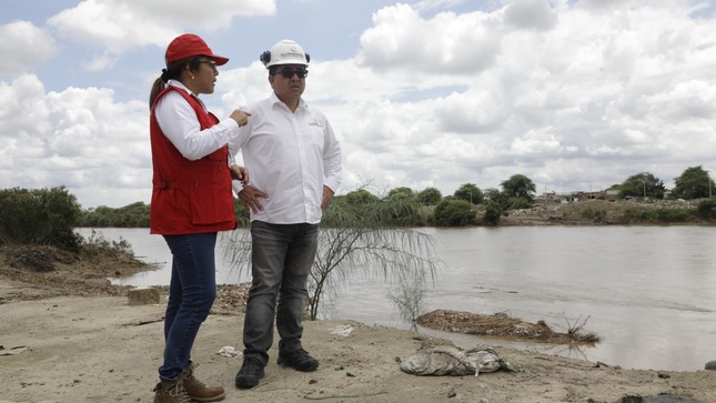 Contralor General Nelson Shack durante supervisión de obras en el norte del país