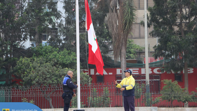 Hoy 7 de junio, en la ceremonia de izamiento del Pabellón Nacional, rendimos homenaje a nuestro símbolo patrio 🇵🇪 y recordamos con orgullo el valor y sacrificio de nuestros héroes en la Batalla de Arica.