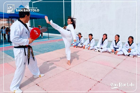 quienes recientemente han sido promovidos al siguiente grado -representado por el cambio de cintur贸n- demostrando as铆 los conocimientos y experiencias aprendidas de este maravilloso arte-deporte.