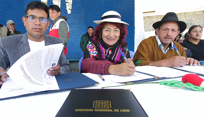 Firman convenio para poner en marcha proceso de titulación en comunidad de Laraos - Yauyos