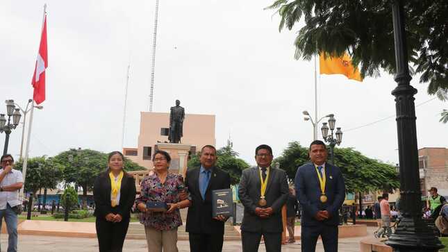 EN CEREMONIA PROTOCOLAR  DE IZAMIENTO DEL PABELLÓN NACIONAL LA I.E PEDRO PORTILLO SILVA CONMEMORA SU CUADRAGÉSIMO SEPTIMO ANIVERSARIO 