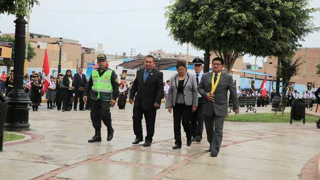 ALCALDE LIC.JUAN REAÑO PRESIDE CEREMONIA PROTOCOLAR DE IZAMIENTO DEL PABELLÓN NACIONAL Y OTORGA RECONOCIMIENTO A I.E CORONEL PORTILLO SILVA Y AL CEBE SAN FRANCISCO DE ASÍS