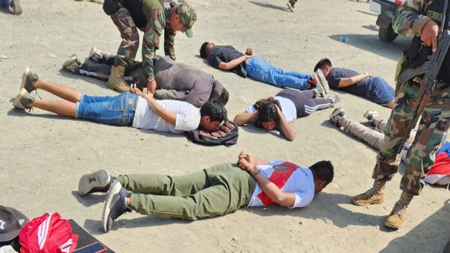 Unidades combinadas de la Policía Nacional del Perú (PNP) desarticularon cuatro bandas criminales dedicadas a las extorsiones, tráfico de terrenos, robos al paso y tenencia ilegal de armas de fuego, en La Libertad
Una de las más importantes operaciones policiales permitió la desarticulación del clan delictivo “Los Raqueteros de La Libertad”. Se detuvo a diez sujetos vinculados a la extorsión y el sicariato en el distrito de Guadalupito, provincia de Virú, en La Libertad. 
La acción contra la criminalidad organizada fue posible gracias al trabajo conjunto entre efectivos policiales enviados de Lima y agentes de la División de Inteligencia de la III Macro Región Policial La Libertad y de la Comisaría Sectorial Virú.
El operativo se ejecutó con apoyo de los efectivos de la Dirección Nacional de Operaciones Especiales (Dinoes) enviados a esa parte del país, por disposición del ministro del Interior, Vicente Romero, y del alto mando de la PNP. 
En la acción policial se detuvieron a siete varones y tres mujeres. Entre los detenidos se encuentran Jeison Salvatierra, alias “Chuky”; Denniss Salvatierra, conocido como “Chamo”; Franklin Salvatierra, alias “Canebo”; Jonathan Salvatierra, alias “Cara de chancho”; Alexander Zavaleta, alias “Flaco”; y Bryan Cabellos, alias “Cuevita”. 
También fueron capturadas Yohana Salvatierra, alias “Loba”; Susana Hilares, alias “Chama”, y Linda Sifuentes, alias “Muñeca”.
Durante el operativo se decomisaron tres armas de fuego (dos pistolas y un revólver). Además, se incautaron municiones, once teléfonos celulares y ocho radios de comunicación, así como un automóvil y una camioneta.  
La presentación del caso y de otras operaciones policiales ejecutadas en esta jurisdicción estuvo a cargo del jefe de la III Macrorregión Policial La Libertad, general PNP Javier Ríos Tiravanti, quien señaló que la mayoría de los detenidos tienen antecedentes policiales y penales.
La autoridad policial informó que como resultado del trabajo de inteligencia también se logró desarticular otras tres bandas criminales vinculadas a la extorsión, el sicariato, el robo, entre otros actos delictivos. 
Entre las bandas criminales desarticuladas están “Los Pulpos de La Libertad”, “Los Despiadados del Norte” y “Los Chalecos de Huanchaco”.  
Cabe precisar que 100 efectivos de la Diroes llegaron a Virú el último jueves, a fin de reforzar los patrullajes que realiza la III Macro Región Policial La Libertad, con el objetivo de fortalecer la seguridad en la zona y prevenir la comisión de delitos.
