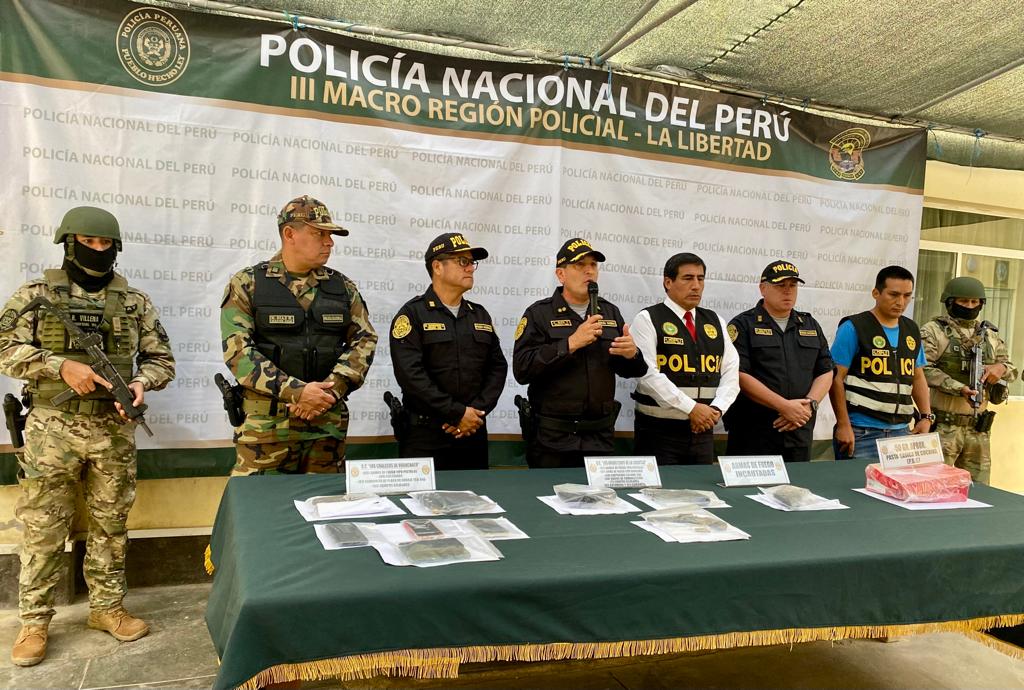 Unidades combinadas de la Policía Nacional del Perú (PNP) desarticularon cuatro bandas criminales dedicadas a las extorsiones, tráfico de terrenos, robos al paso y tenencia ilegal de armas de fuego, en La Libertad
Una de las más importantes operaciones policiales permitió la desarticulación del clan delictivo “Los Raqueteros de La Libertad”. Se detuvo a diez sujetos vinculados a la extorsión y el sicariato en el distrito de Guadalupito, provincia de Virú, en La Libertad.
La acción contra la criminalidad organizada fue posible gracias al trabajo conjunto entre efectivos policiales enviados de Lima y agentes de la División de Inteligencia de la III Macro Región Policial La Libertad y de la Comisaría Sectorial Virú.
El operativo se ejecutó con apoyo de los efectivos de la Dirección Nacional de Operaciones Especiales (Dinoes) enviados a esa parte del país, por disposición del ministro del Interior, Vicente Romero, y del alto mando de la PNP.
En la acción policial se detuvieron a siete varones y tres mujeres. Entre los detenidos se encuentran Jeison Salvatierra, alias “Chuky”; Denniss Salvatierra, conocido como “Chamo”; Franklin Salvatierra, alias “Canebo”; Jonathan Salvatierra, alias “Cara de chancho”; Alexander Zavaleta, alias “Flaco”; y Bryan Cabellos, alias “Cuevita”.
También fueron capturadas Yohana Salvatierra, alias “Loba”; Susana Hilares, alias “Chama”, y Linda Sifuentes, alias “Muñeca”.
Durante el operativo se decomisaron tres armas de fuego (dos pistolas y un revólver). Además, se incautaron municiones, once teléfonos celulares y ocho radios de comunicación, así como un automóvil y una camioneta.
La presentación del caso y de otras operaciones policiales ejecutadas en esta jurisdicción estuvo a cargo del jefe de la III Macrorregión Policial La Libertad, general PNP Javier Ríos Tiravanti, quien señaló que la mayoría de los detenidos tienen antecedentes policiales y penales.
La autoridad policial informó que como resultado del trabajo de inteligencia también se logró desarticular otras tres bandas criminales vinculadas a la extorsión, el sicariato, el robo, entre otros actos delictivos.
Entre las bandas criminales desarticuladas están “Los Pulpos de La Libertad”, “Los Despiadados del Norte” y “Los Chalecos de Huanchaco”.
Cabe precisar que 100 efectivos de la Diroes llegaron a Virú el último jueves, a fin de reforzar los patrullajes que realiza la III Macro Región Policial La Libertad, con el objetivo de fortalecer la seguridad en la zona y prevenir la comisión de delitos.