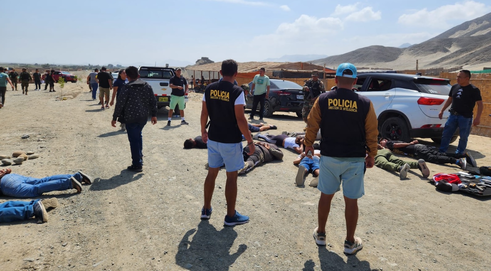 Unidades combinadas de la Policía Nacional del Perú (PNP) desarticularon cuatro bandas criminales dedicadas a las extorsiones, tráfico de terrenos, robos al paso y tenencia ilegal de armas de fuego, en La Libertad
Una de las más importantes operaciones policiales permitió la desarticulación del clan delictivo “Los Raqueteros de La Libertad”. Se detuvo a diez sujetos vinculados a la extorsión y el sicariato en el distrito de Guadalupito, provincia de Virú, en La Libertad.
La acción contra la criminalidad organizada fue posible gracias al trabajo conjunto entre efectivos policiales enviados de Lima y agentes de la División de Inteligencia de la III Macro Región Policial La Libertad y de la Comisaría Sectorial Virú.
El operativo se ejecutó con apoyo de los efectivos de la Dirección Nacional de Operaciones Especiales (Dinoes) enviados a esa parte del país, por disposición del ministro del Interior, Vicente Romero, y del alto mando de la PNP.
En la acción policial se detuvieron a siete varones y tres mujeres. Entre los detenidos se encuentran Jeison Salvatierra, alias “Chuky”; Denniss Salvatierra, conocido como “Chamo”; Franklin Salvatierra, alias “Canebo”; Jonathan Salvatierra, alias “Cara de chancho”; Alexander Zavaleta, alias “Flaco”; y Bryan Cabellos, alias “Cuevita”.
También fueron capturadas Yohana Salvatierra, alias “Loba”; Susana Hilares, alias “Chama”, y Linda Sifuentes, alias “Muñeca”.
Durante el operativo se decomisaron tres armas de fuego (dos pistolas y un revólver). Además, se incautaron municiones, once teléfonos celulares y ocho radios de comunicación, así como un automóvil y una camioneta.
La presentación del caso y de otras operaciones policiales ejecutadas en esta jurisdicción estuvo a cargo del jefe de la III Macrorregión Policial La Libertad, general PNP Javier Ríos Tiravanti, quien señaló que la mayoría de los detenidos tienen antecedentes policiales y penales.
La autoridad policial informó que como resultado del trabajo de inteligencia también se logró desarticular otras tres bandas criminales vinculadas a la extorsión, el sicariato, el robo, entre otros actos delictivos.
Entre las bandas criminales desarticuladas están “Los Pulpos de La Libertad”, “Los Despiadados del Norte” y “Los Chalecos de Huanchaco”.
Cabe precisar que 100 efectivos de la Diroes llegaron a Virú el último jueves, a fin de reforzar los patrullajes que realiza la III Macro Región Policial La Libertad, con el objetivo de fortalecer la seguridad en la zona y prevenir la comisión de delitos.