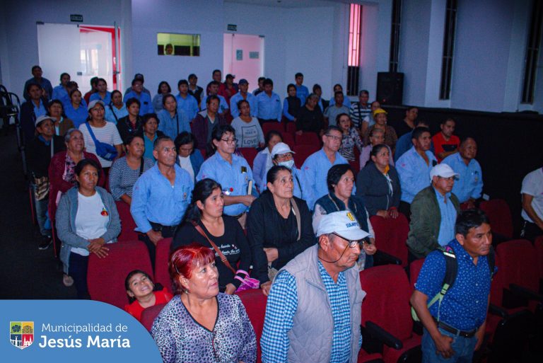 Con el objetivo de concientizar sobre la buena nutrición 🥗 y promoviendo hábitos de vida saludables 🍅🥑🍏, se realizó la charla “Guías Alimentarias para la Población Peruana” a los emolienteros formales de Jesús María.