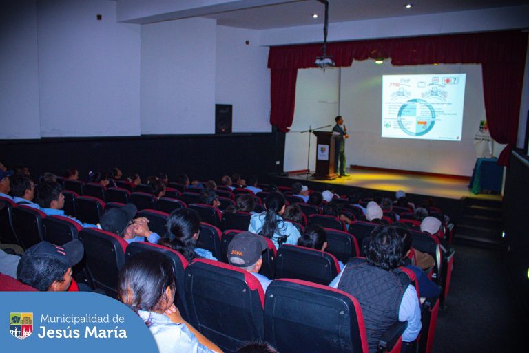 Con el objetivo de concientizar sobre la buena nutrición 🥗 y promoviendo hábitos de vida saludables 🍅🥑🍏, se realizó la charla “Guías Alimentarias para la Población Peruana” a los emolienteros formales de Jesús María.