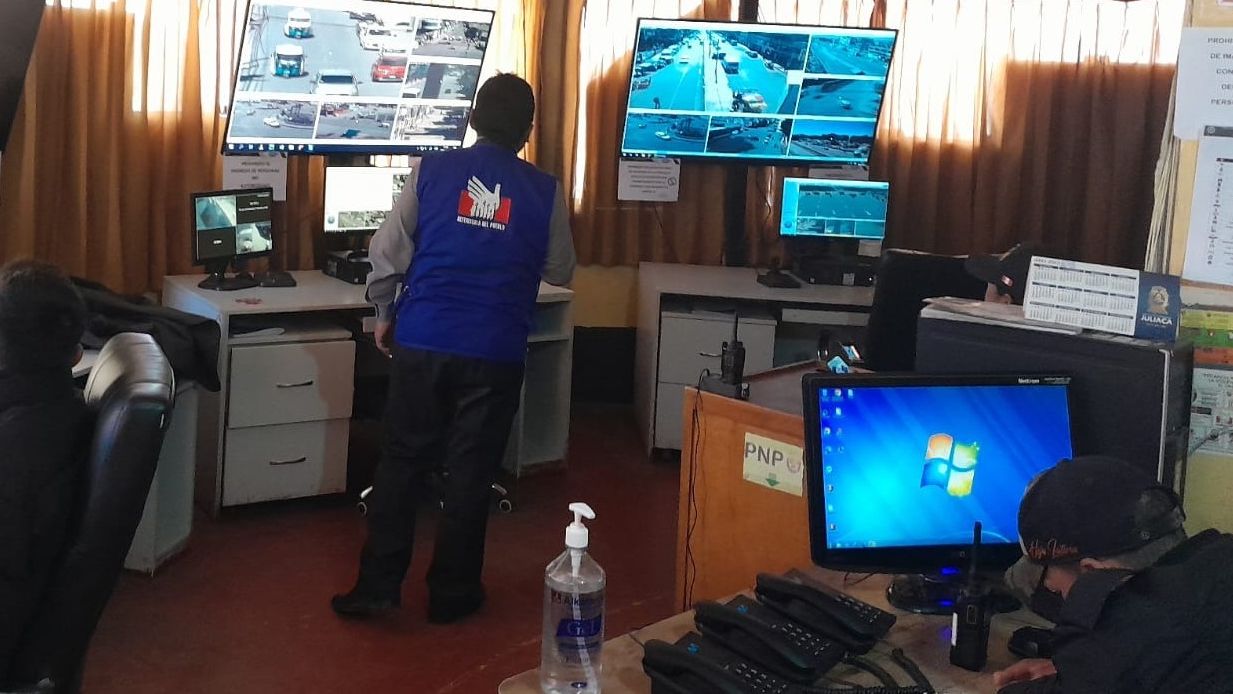 Representante de la Defensoría del Pueblo en trabajo de supervisión a centro de videovigilancia
