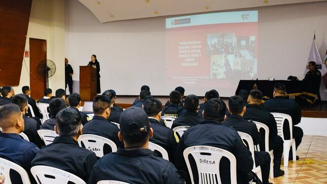El Ministerio del Interior capacitó a 186 efectivos policiales que laboran en comisarías y departamentos de Investigación Criminal (Depincri) de las regiones Callao y Piura, con el objetivo de fortalecer el trabajo que realizan contra la criminalidad.

La capacitación estuvo a cargo del equipo técnico institucional del Mininter para la implementación del Código Procesal Penal, cuya secretaría técnica recae en la Dirección General contra el Crimen Organizado. 

Durante tres días de intensa preparación, los participantes fueron evaluados antes y después de la capacitación, a fin de medir sus conocimientos en el recojo y lacrado de dispositivos de almacenamiento digital, que permita garantizar la correcta aplicación de los procedimientos. 

Uno de los principales temas en los que incidió el taller fue el adiestramiento en el uso idóneo del “Manual para el recojo de la evidencia digital”, herramienta que determina los pasos a seguir para levantar evidencias en la escena del crimen resguardando la integridad de su contenido.

Los agentes fortalecieron sus conocimientos en el llenado de actas, la elaboración de informes y otros aspectos fundamentales para el desarrollo de la investigación y la formulación de la denuncia contra los ciudadanos que incumplen la ley.

La instrucción abordó los alcances del Decreto Legislativo 1187 que previene y sanciona la violencia en las actividades de construcción civil, técnicas de investigación para la comisión de delitos de Crimen Organizado (Ley 30077) e informática forense. 

La capacitación forma parte de la política del sector Interior que dirige el ministro Vicente Romero, para fortalecer la lucha contra la delincuencia común y el crimen organizado en los lugares de mayor incidencia delictiva, por ello se tiene previsto continuar estos talleres en otras regiones del país. 




 
