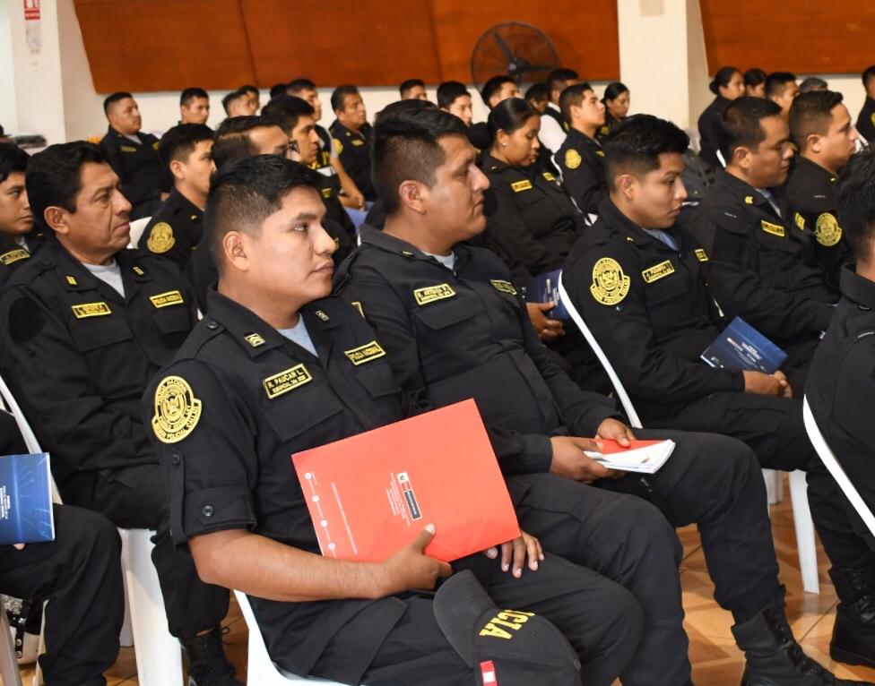 El Ministerio del Interior capacitó a 186 efectivos policiales que laboran en comisarías y departamentos de Investigación Criminal (Depincri) de las regiones Callao y Piura, con el objetivo de fortalecer el trabajo que realizan contra la criminalidad.
La capacitación estuvo a cargo del equipo técnico institucional del Mininter para la implementación del Código Procesal Penal, cuya secretaría técnica recae en la Dirección General contra el Crimen Organizado.
Durante tres días de intensa preparación, los participantes fueron evaluados antes y después de la capacitación, a fin de medir sus conocimientos en el recojo y lacrado de dispositivos de almacenamiento digital, que permita garantizar la correcta aplicación de los procedimientos.
Uno de los principales temas en los que incidió el taller fue el adiestramiento en el uso idóneo del “Manual para el recojo de la evidencia digital”, herramienta que determina los pasos a seguir para levantar evidencias en la escena del crimen resguardando la integridad de su contenido.
Los agentes fortalecieron sus conocimientos en el llenado de actas, la elaboración de informes y otros aspectos fundamentales para el desarrollo de la investigación y la formulación de la denuncia contra los ciudadanos que incumplen la ley.
La instrucción abordó los alcances del Decreto Legislativo 1187 que previene y sanciona la violencia en las actividades de construcción civil, técnicas de investigación para la comisión de delitos de Crimen Organizado (Ley 30077) e informática forense.
La capacitación forma parte de la política del sector Interior que dirige el ministro Vicente Romero, para fortalecer la lucha contra la delincuencia común y el crimen organizado en los lugares de mayor incidencia delictiva, por ello se tiene previsto continuar estos talleres en otras regiones del país.