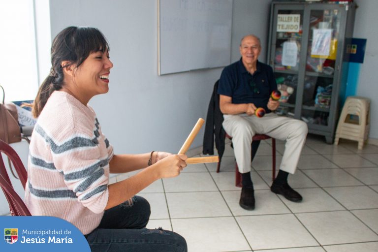 👴👵 Nuestros adultos mayores ya están participando del novedoso 🎵Taller de Musicoterapia🎶