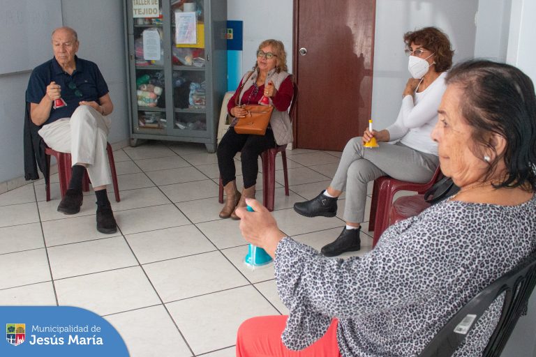 👴👵 Nuestros adultos mayores ya están participando del novedoso 🎵Taller de Musicoterapia🎶