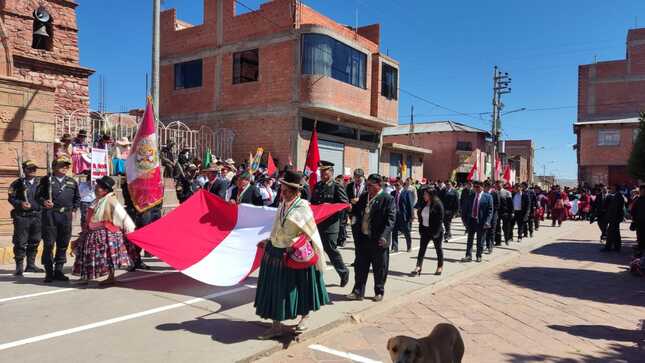 por el día de la bandera las autoridades  del distrito de Rosaspata participaron  en el desfile 