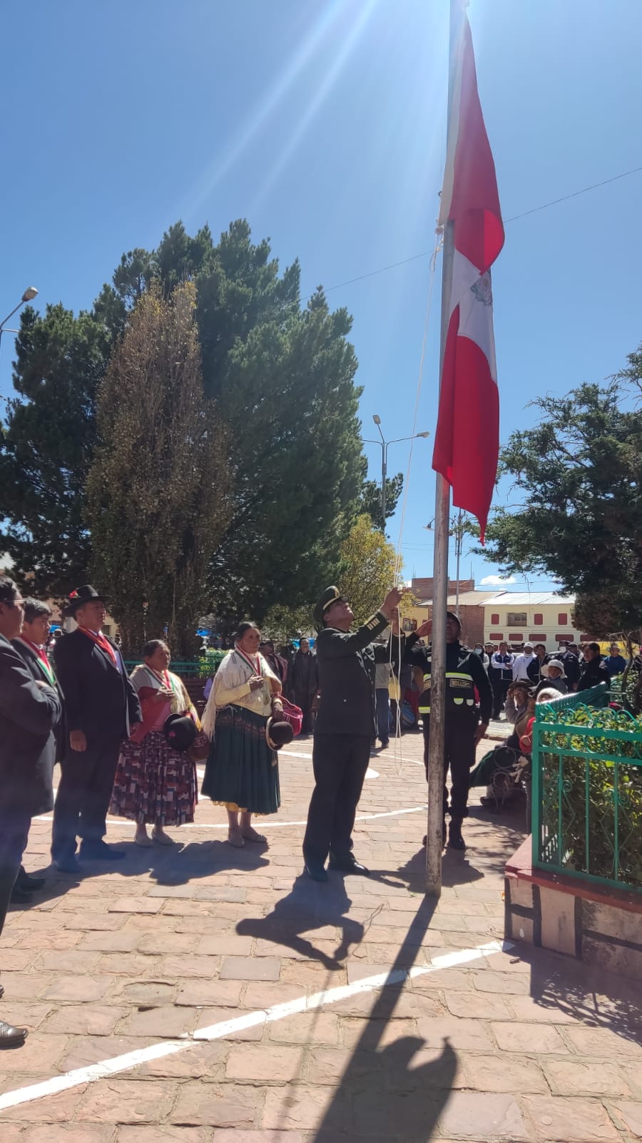 las autoridades del distrito de Rosaspata participaron en el izamiento