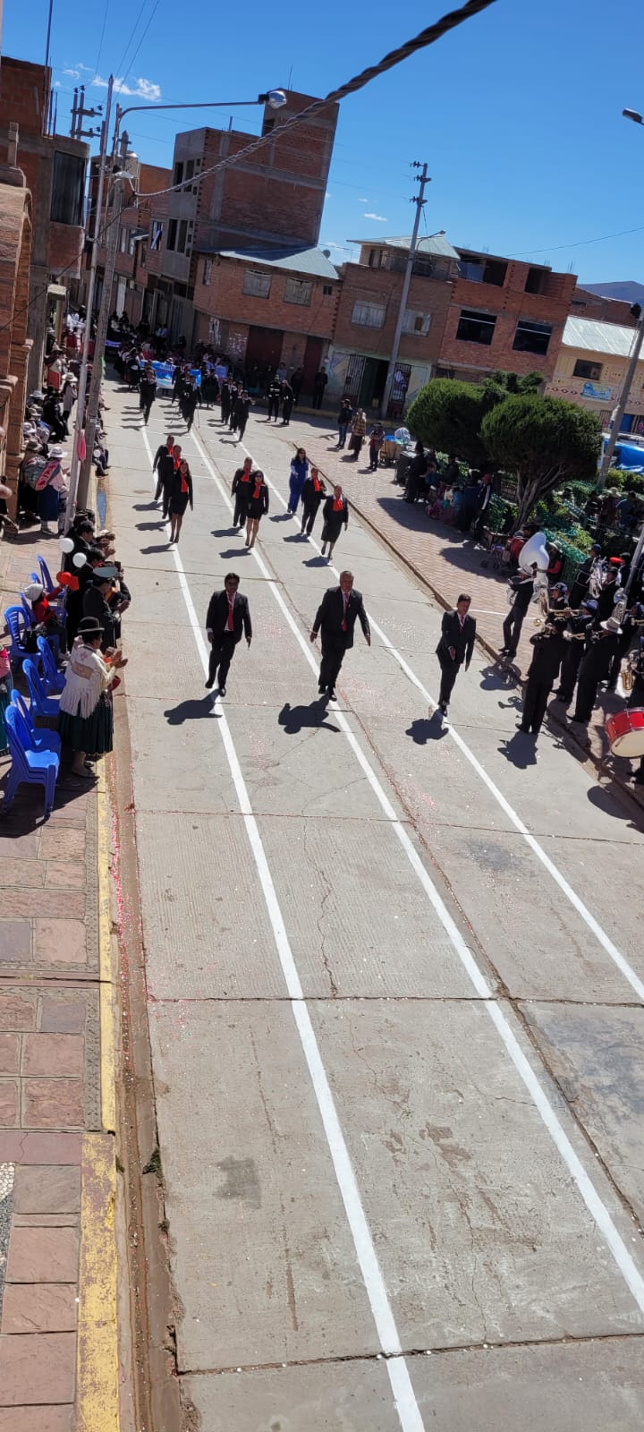 la institución educativa secundaria conamir ´participo en el desfile por día dela bandera
