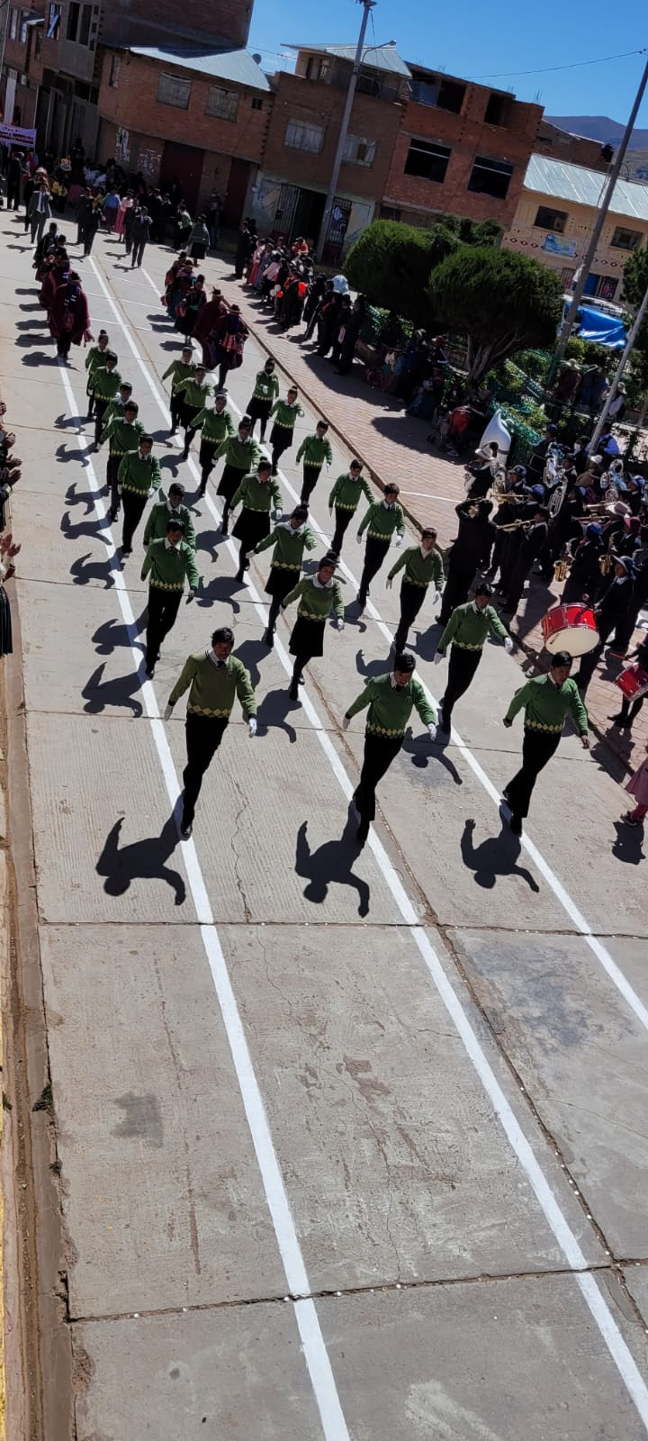 la institución educativa secundaria challapa participo en el desfile por día dela bandera