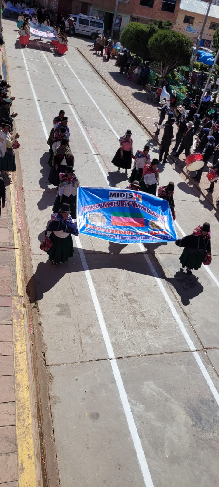 el comedor popular de la comunidad de ñapa participo en el desfile por día dela bandera
