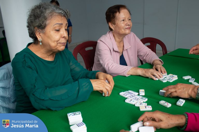 Nuestros vecinos continúan participando de las actividades en la Casa del Adulto Mayor. Esta vez, disfrutaron del Taller de memoria que les ayuda a ejercitar su mente y mantenerse saludables.