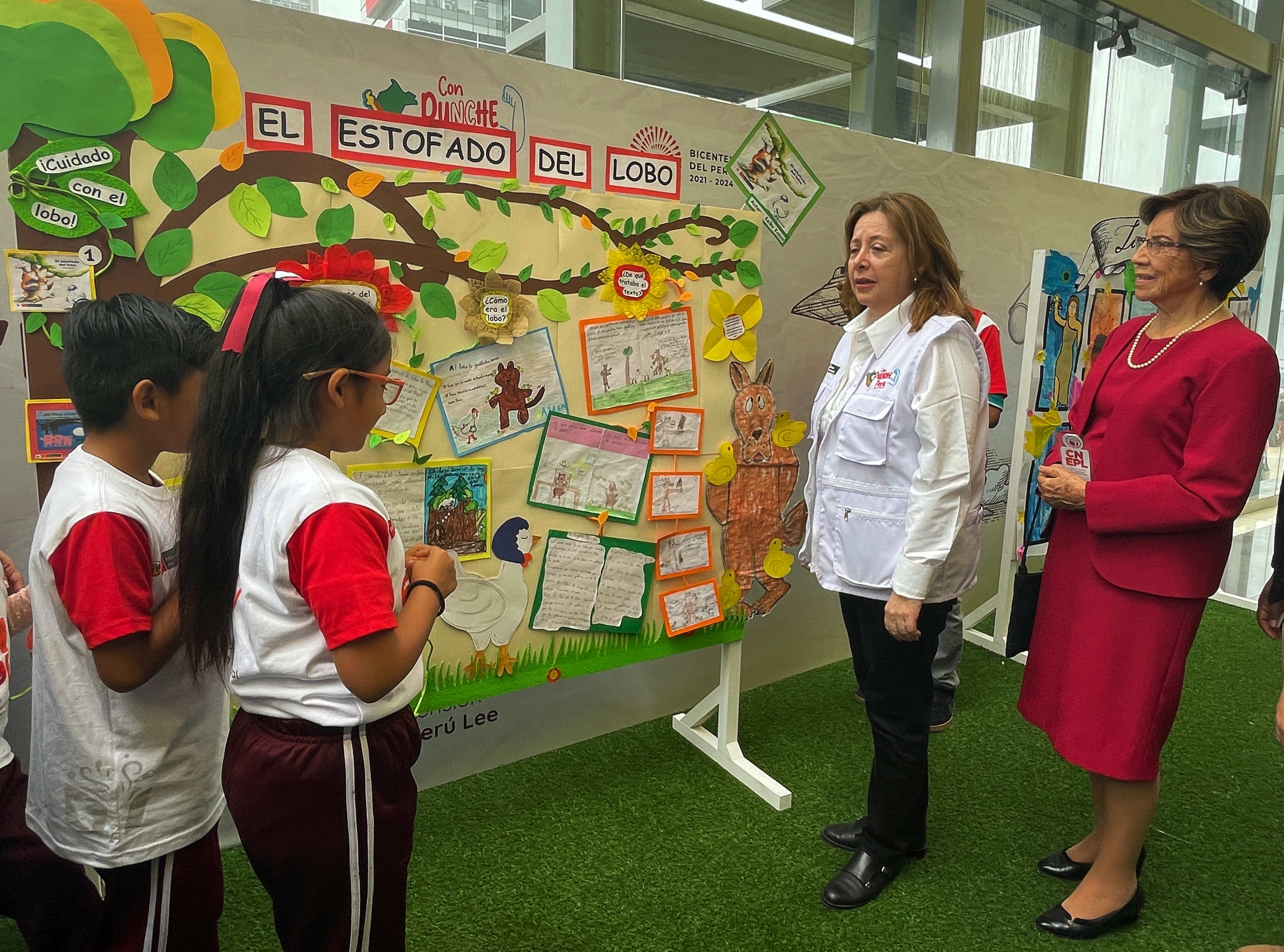 La consejera del Consejo Nacional de Educación, Clemencia Vallejos, participó en la presentación del Concurso Nacional de Comprensión Lectora “El Perú Lee”, iniciativa convocada por el Ministerio de Educación para fomentar la práctica de la lectura y consolidar aprendizajes en los tres niveles educativos tanto de niñas, niños y adolescentes de instituciones educativas públicas y privadas del país.