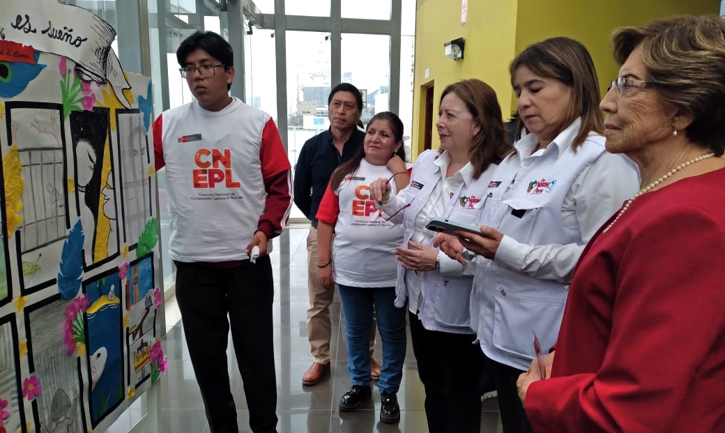 La consejera del Consejo Nacional de Educación, Clemencia Vallejos, participó en la presentación del Concurso Nacional de Comprensión Lectora “El Perú Lee”, iniciativa convocada por el Ministerio de Educación para fomentar la práctica de la lectura y consolidar aprendizajes en los tres niveles educativos tanto de niñas, niños y adolescentes de instituciones educativas públicas y privadas del país.