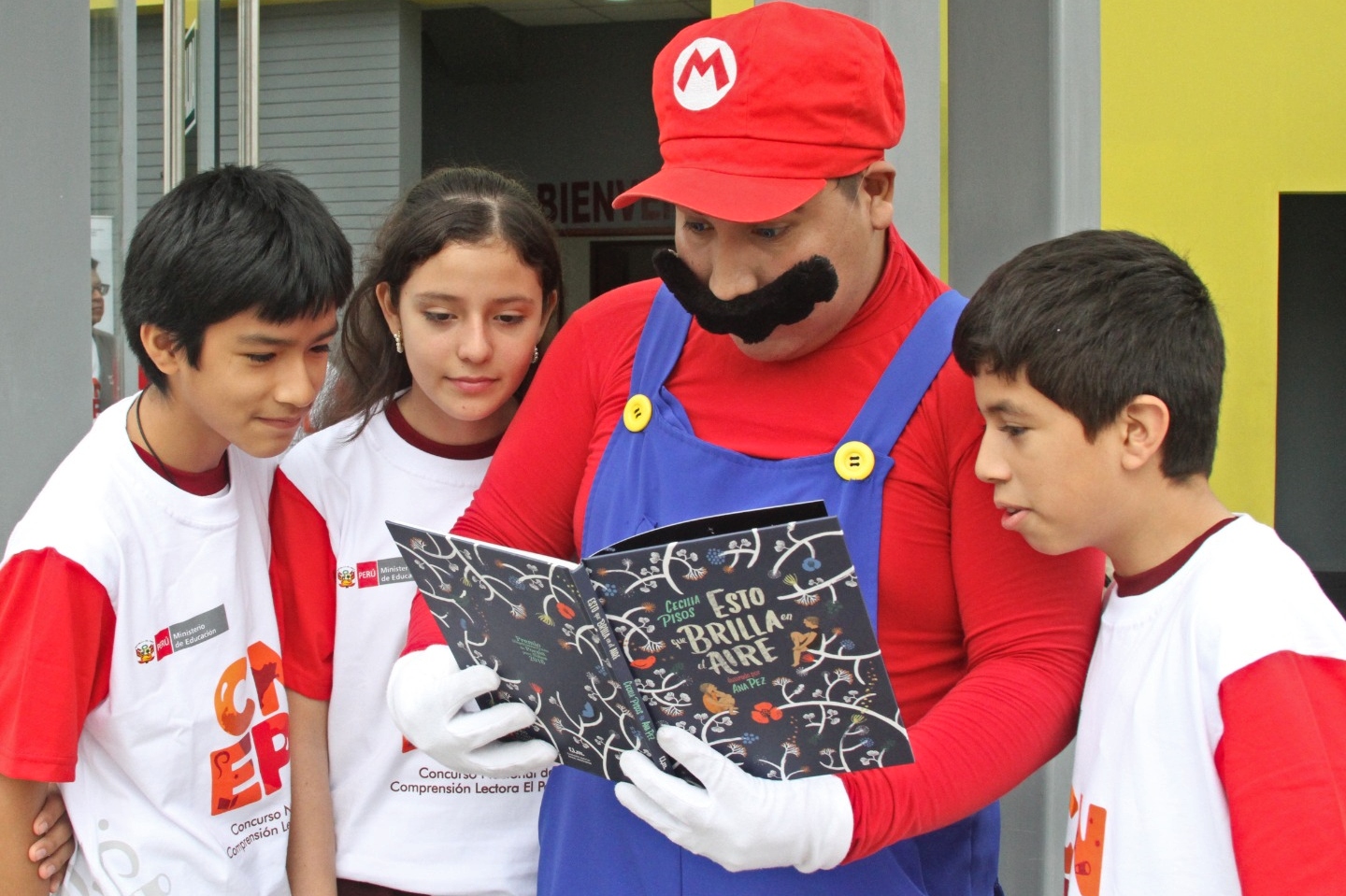 La consejera del Consejo Nacional de Educación, Clemencia Vallejos, participó en la presentación del Concurso Nacional de Comprensión Lectora “El Perú Lee”, iniciativa convocada por el Ministerio de Educación para fomentar la práctica de la lectura y consolidar aprendizajes en los tres niveles educativos tanto de niñas, niños y adolescentes de instituciones educativas públicas y privadas del país.