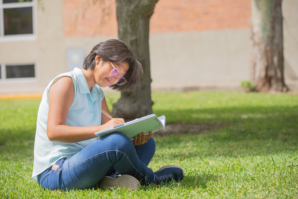 Jazmín Calle estudia una carrera profesional con el apoyo de Crédito Talento