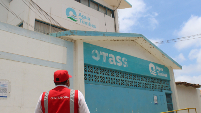 La Contraloría General de la República alertó inconsistencias que ponen en riesgo la transparencia del proceso de selección para el mejoramiento y ampliación del servicio de agua potable en la zona Sur de la región Tumbes, a cargo del organismo técnico Agua Tumbes. El proyecto tiene un valor superior a los S/ 14 millones y beneficiará a los habitantes de 12 centros poblados de los distritos de Corrales y La Cruz, en la provincia de Tumbes, y de Zorritos, en la provincia de Contralmirante Villar; sin embargo, se advirtió que tampoco se garantiza la disponibilidad del terreno para el inicio de la obra.
