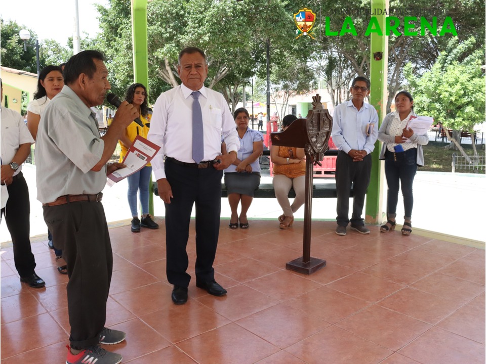 Entrega de títulos de propiedad a los beneficiarios de la jurisdicción del distrito de La Arena