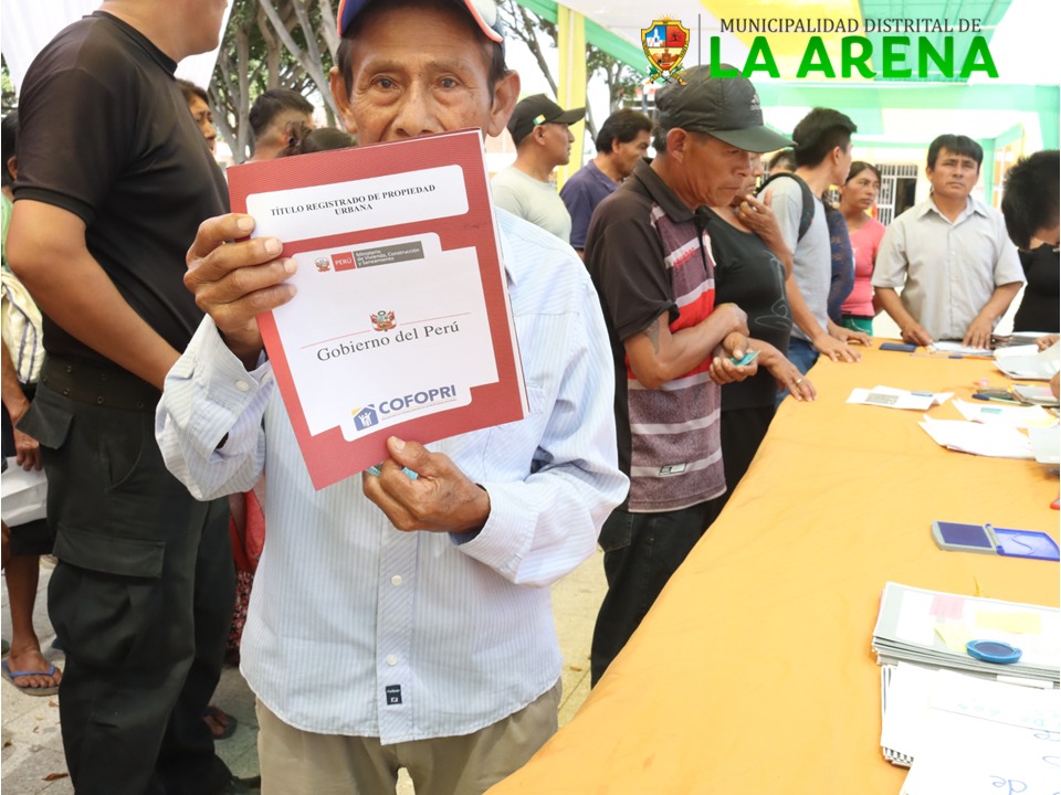 Entrega de títulos de propiedad a los beneficiarios de la jurisdicción del distrito de La Arena