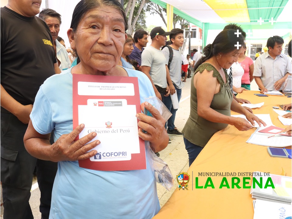 Entrega de títulos de propiedad a los beneficiarios de la jurisdicción del distrito de La Arena