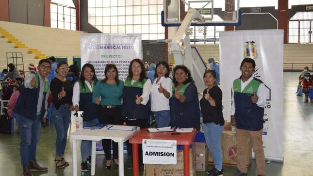 El alcalde provincial, John Larry Coayla, con el propósito de descentralizar la atención médica gratuita, desarrolle con numerosa asistencia el tercer día de la “Campaña de Salud Integral”, favoreciendo a personas de tercera edad y personas con discapacidad.