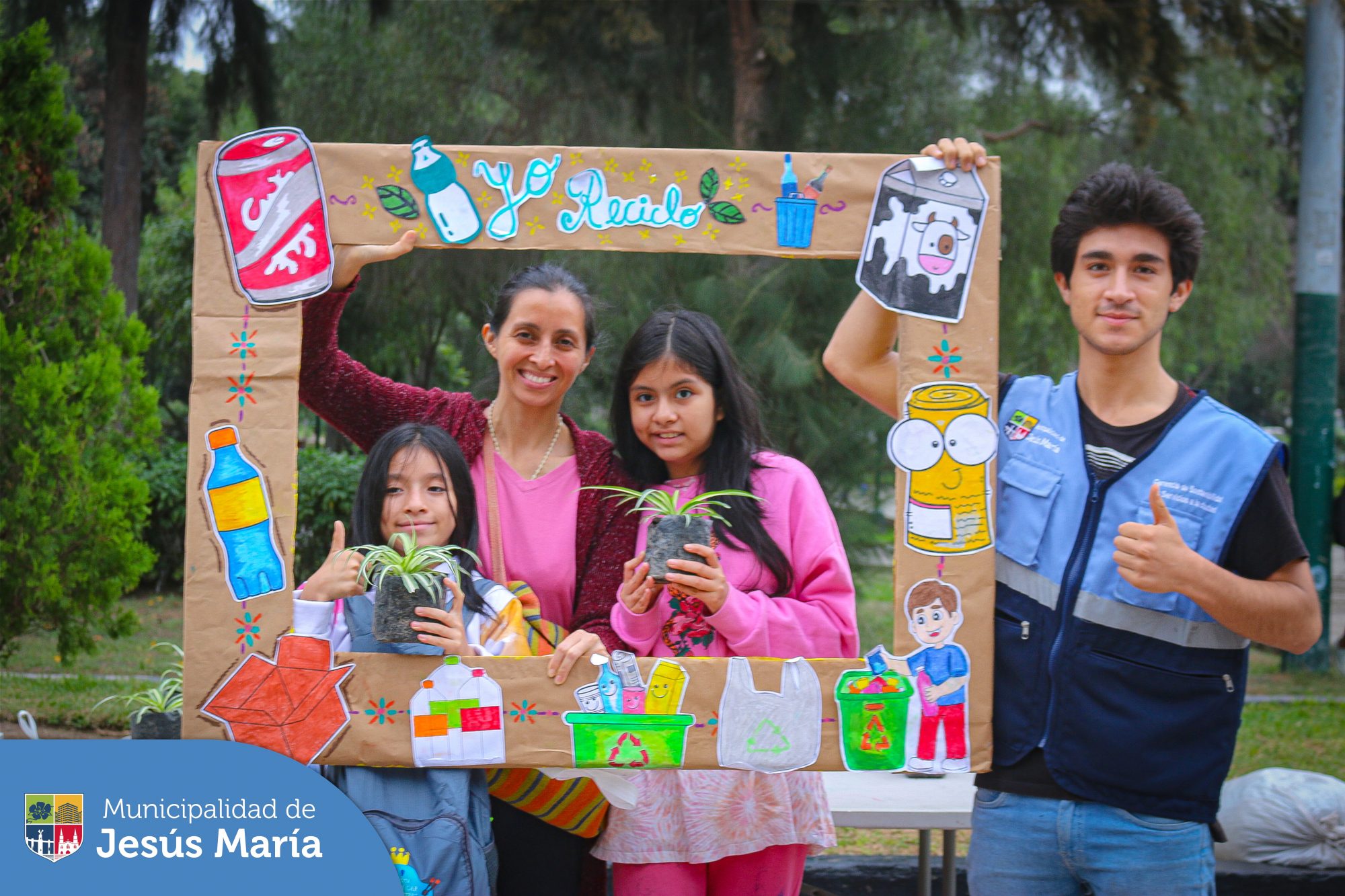El pasado viernes, se realizó la campaña “Ruta de Reciclaje”, nuestros vecinos participaron trayendo 10 botellas de plástico o 1 kilo de reciclaje y recibieron una plantita 🪴 para sus hogares.