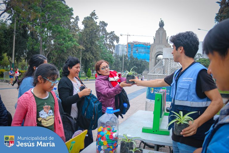El pasado viernes, se realizó la campaña “Ruta de Reciclaje”, nuestros vecinos participaron trayendo 10 botellas de plástico o 1 kilo de reciclaje y recibieron una plantita 🪴 para sus hogares.