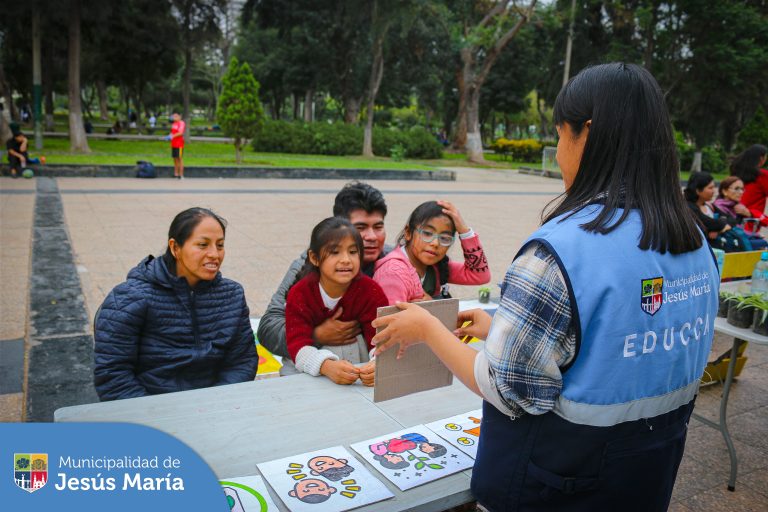El pasado viernes, se realizó la campaña “Ruta de Reciclaje”, nuestros vecinos participaron trayendo 10 botellas de plástico o 1 kilo de reciclaje y recibieron una plantita 🪴 para sus hogares.