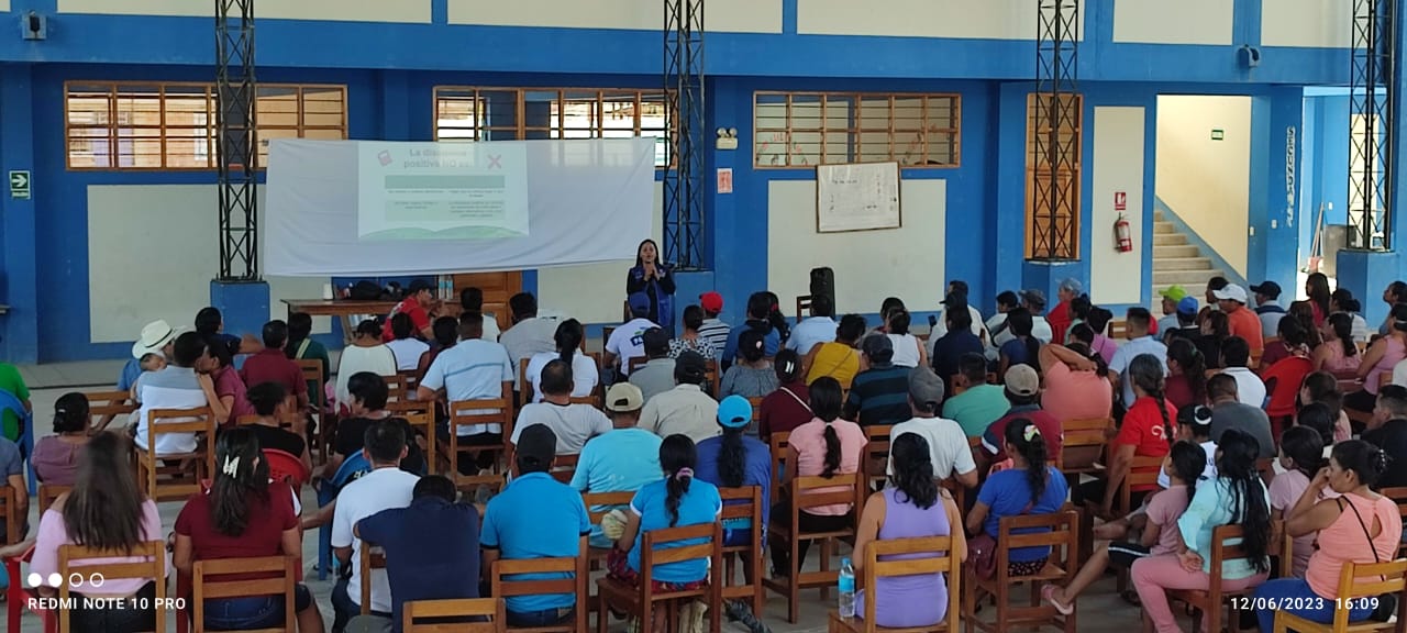 Psicóloga Juliana Hurtado, participando como ponente en la escuela para padres.