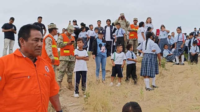 Archivo JPG de Activa participación de Autoridades, Funcionarios, Trabajadores, Fuerzas armadas y alumnos
